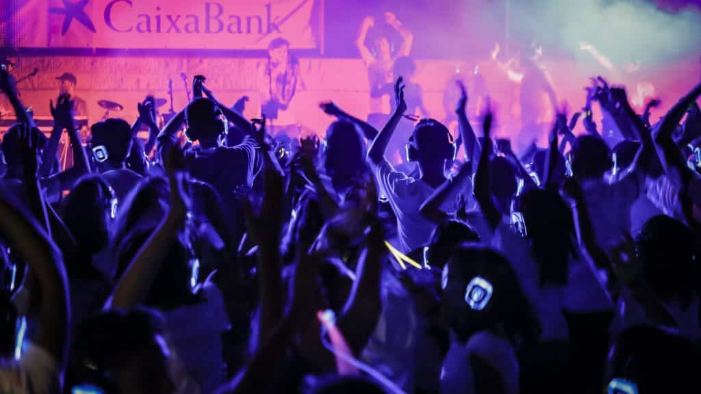 Invités dansant avec des casques silent disco lumineux