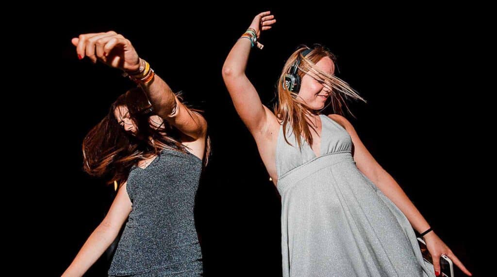 Femme dansant avec un casque silent disco