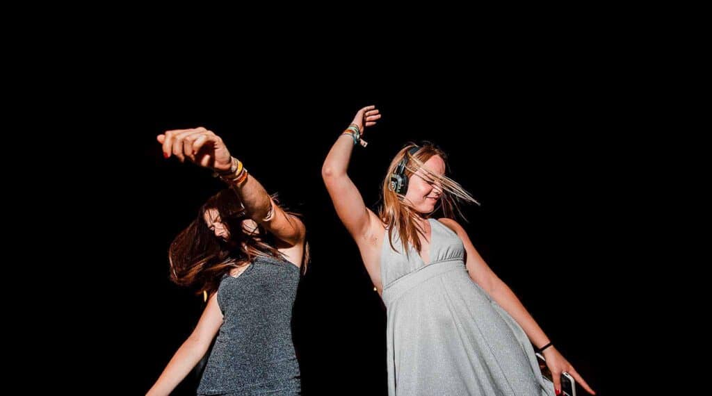 Invités dansant avec des casques silent disco